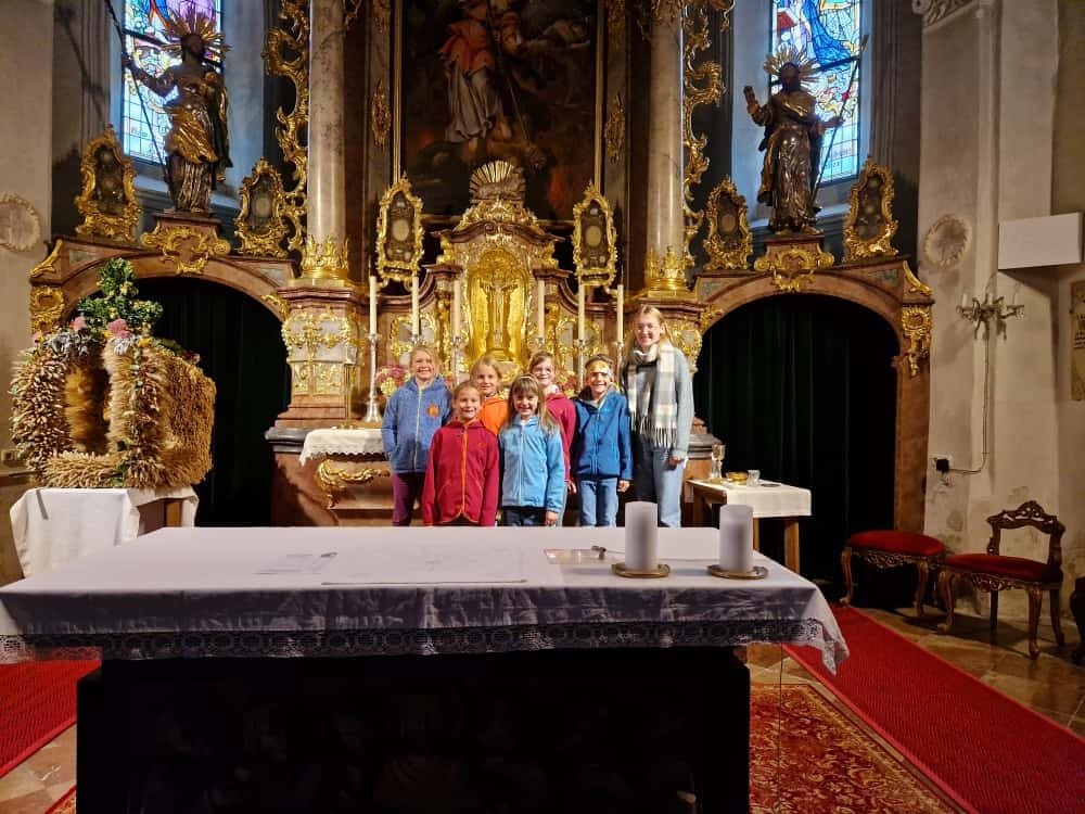 Hl. Messe in der Pfarrkirche mit vorweihnachtliche Feier
